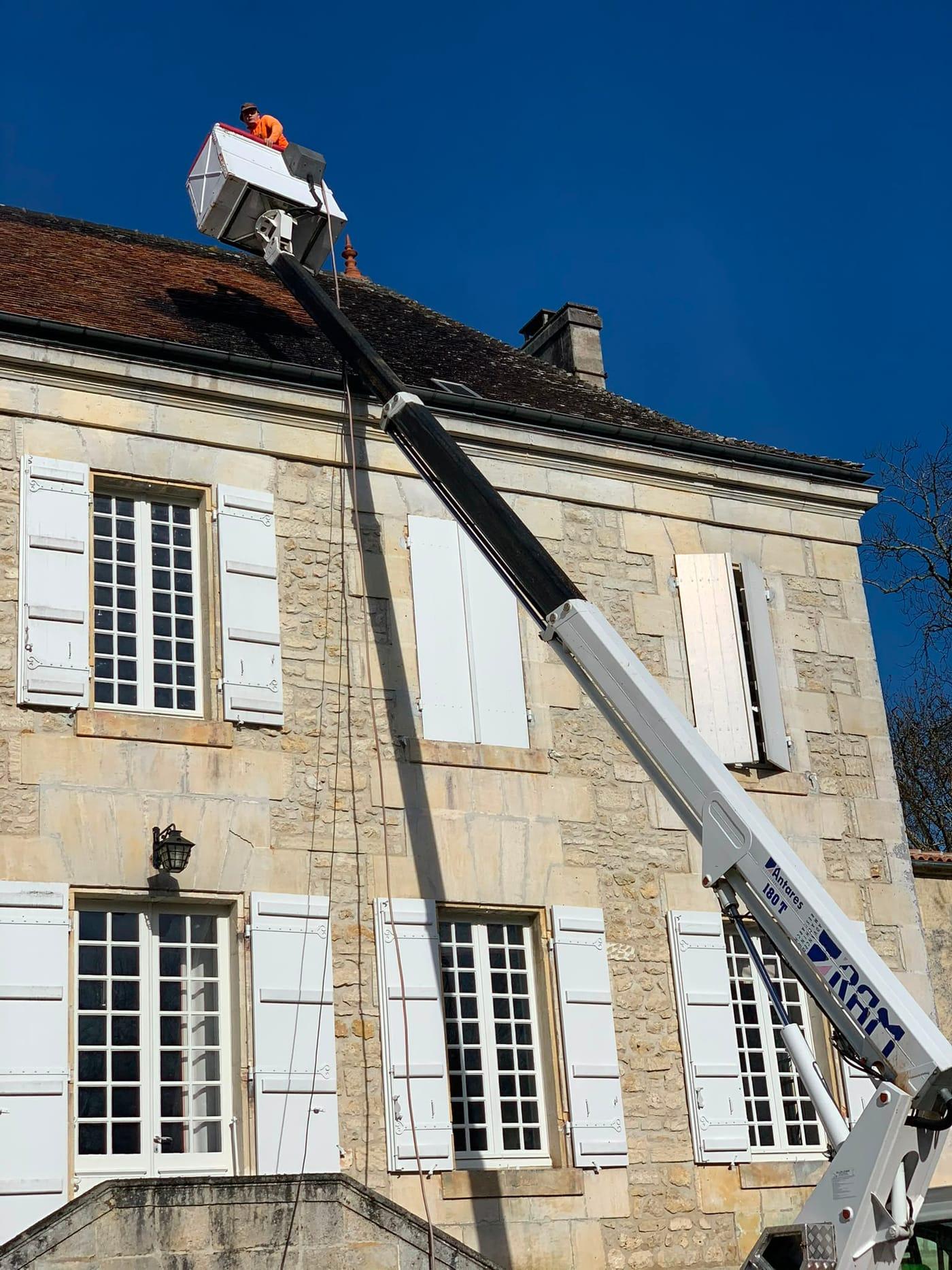 Nettoyage de la façade en pierre d’une belle demeure charentaise par TEDJI, depuis une nacelle